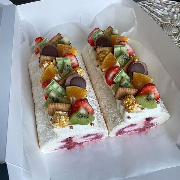 Меренговый с клубникой