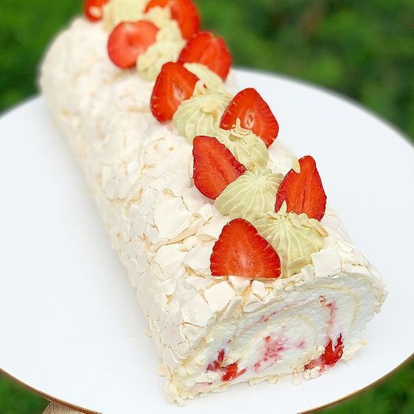 Меренговый с клубникой