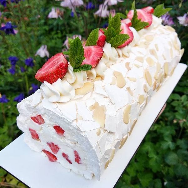 Меренговый с клубникой